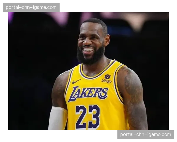 特写:告别战?勒布朗·詹姆斯在湖人可能最后一个主场比赛后向观众长时间致意 特写:告别战?勒布朗·詹姆斯在湖人可能最后一个主场比赛后向观众长时间致意